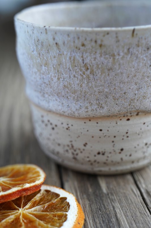 Keramik Kaffee Becher handgetöpfert - Beigranit mit Sprengeln